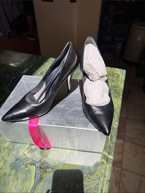 Kenneth Cole New York Silver Belle CA 9-2-5 Technology Black Leather Pump